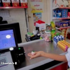 Un enfant gazoui achète un bonbon en forme d'oeil ensanglanté!
