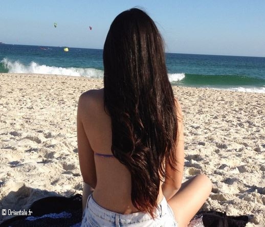 Une jeune femme profite de la plage en Algrie