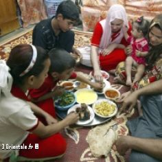 Une famille arabe mange selon la tradition bdouine