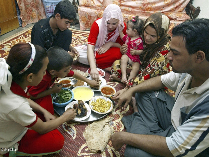 Une famille arabe mange selon la tradition bdouine