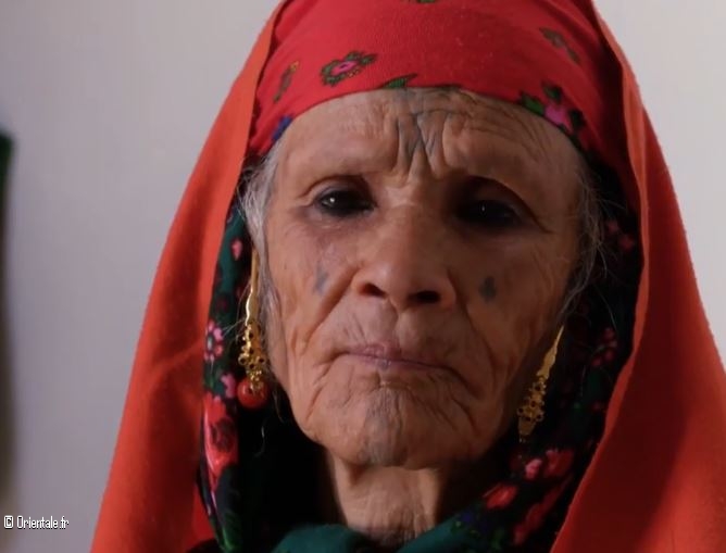 Tunisienne au visage tatou traditionnellement