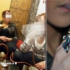 Des Marocaines fument le narghilé dans un bar à chicha