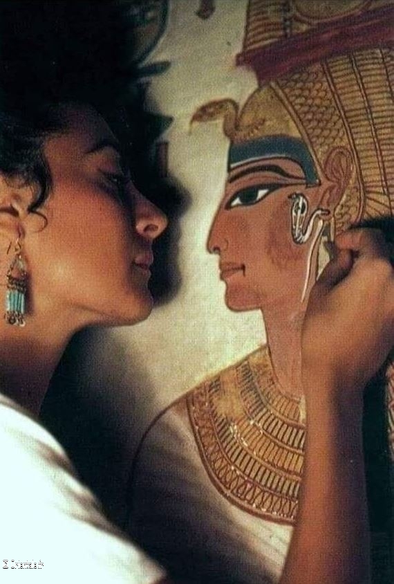 Une restauratrice d'antiquits a pris une photo avec la peinture murale de la reine Nfertari