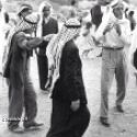 Des hommes palestiniens dansent la dabk en 1948