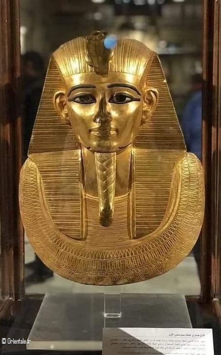 Masque mortuaire en or d'un Egyptien avec les sourcils et les yeux maquills au khl