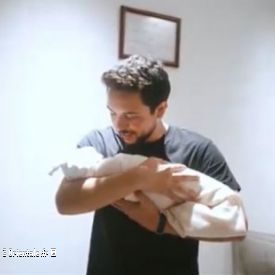 Le prince de Jordanie tient son premier b�b� dans les bras