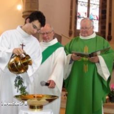 L'eau va tre verse dans la cuve puis bnite avant l'aspersion du rite pnitentiel