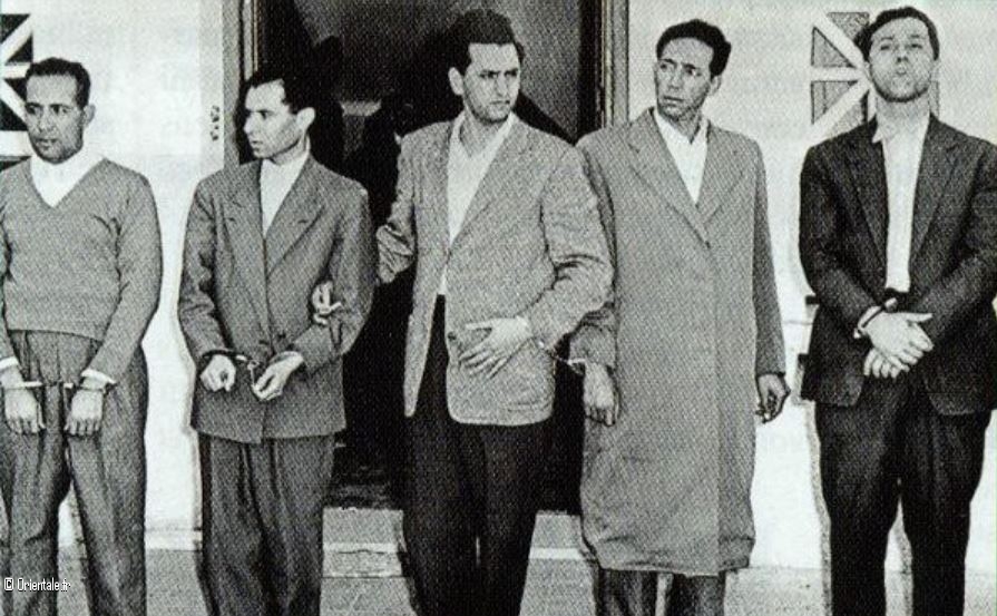 22 octobre 1956, premier acte de piratage de l'histoire de l'aviation civile, Ait Ahmed, Boudiaf, Ben Bella, Khider et Lacheraf furent arrts  l'aroport d'Alger