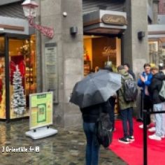 Des clients du magasin Lindt  Aix-la-Chapelle viennent pour goter le Duba Chocolat